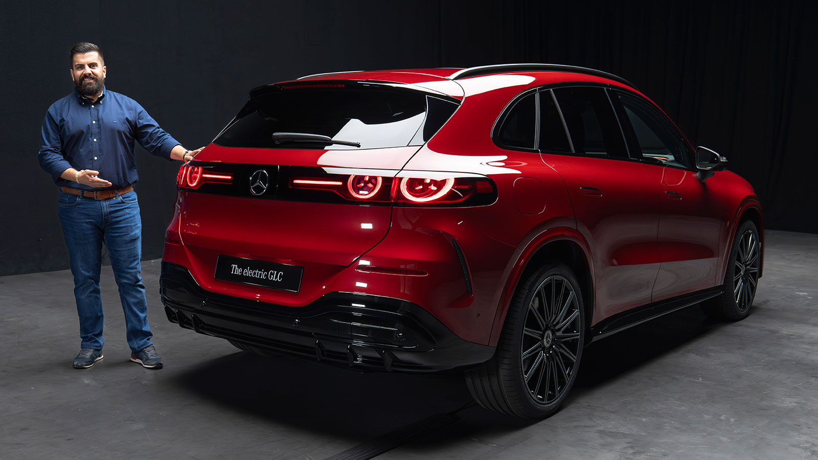 Στο πίσω μέρος της νέας Mercedes GLC electric ξεχωρίζει η ενίαια φάσα με τα δύο διπλά κυκλικά φώτα. Στο πίσω μέρος της νέας Mercedes GLC electric ξεχωρίζει η ενίαια φάσα με τα δύο διπλά κυκλικά φώτα.