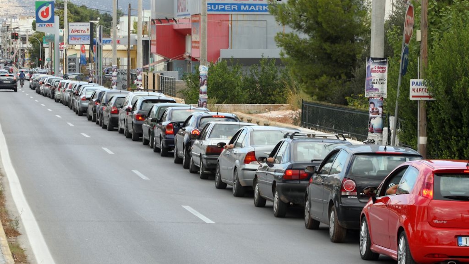 «Ο κόσμος έχει φοβηθεί και έρχεται μαζικά για ανεφοδιασμό. Αυτό δημιουργεί ένα κύμα πανικού», τόνισε η κα. Ζάγκα, διευκρινίζοντας πως όσοι πρατηριούχοι ξεμείνουν σήμερα, θα μπορέσουν να προμηθευτούν κ «Ο κόσμος έχει φοβηθεί και έρχεται μαζικά για ανεφοδιασμό. Αυτό δημιουργεί ένα κύμα πανικού», τόνισε η κα. Ζάγκα, διευκρινίζοντας πως όσοι πρατηριούχοι ξεμείνουν σήμερα, θα μπορέσουν να προμηθευτούν κ