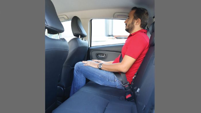 Με μεγαλύτερο εσωτερικό πλάτος πίσω καθίσματος και αέρα για τα γόνατα των επιβατών, το Yaris αποδεικνύεται πιο ευρύχωρο. Ο μικρότερος χώρος για τα κεφάλια σε σχέση με το Corsa δεν αρκεί να του στερήσει την διάκριση. 