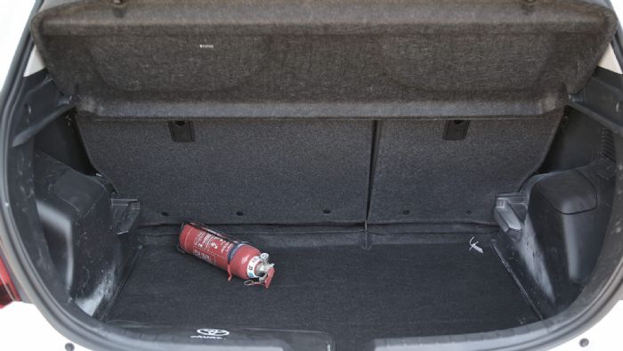 Το Ford Fiesta έχει οριακά το μεγαλύτερο χώρο αποσκευών, όμως είναι και το πιο στενό στο πίσω κάθισμα.