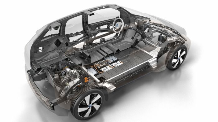 Ο ηλεκτροκινητήρας που κινεί το BMW i3, βρίσκεται στο πίσω μέρος του αυτοκινήτου κι αποδίδει 170 ίππους και 250 Nm ροπής. Οι εκπομπές ρύπων είναι μηδενικές (από την κίνηση του αυτοκινήτου τουλάχιστον)