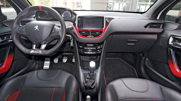Στην ιδιαίτερη αισθητική της καλοφτιαγμένης καμπίνας του Peugeot 208 το GTi προσθέτει σπορ καθίσματα, κόκκινες 
πινελιές σε ταμπλό, πόρτες, επενδύσεις και αλουμινένιο 
επιλογέα, καθώς και αλουμινένια πεντάλ. 