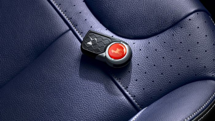 Τα καθίσματα, το τιμόνι και ο λεβιές ταχυτήτων καλύπτονται από δέρμα στο χρώμα του μπλε γρανίτη.