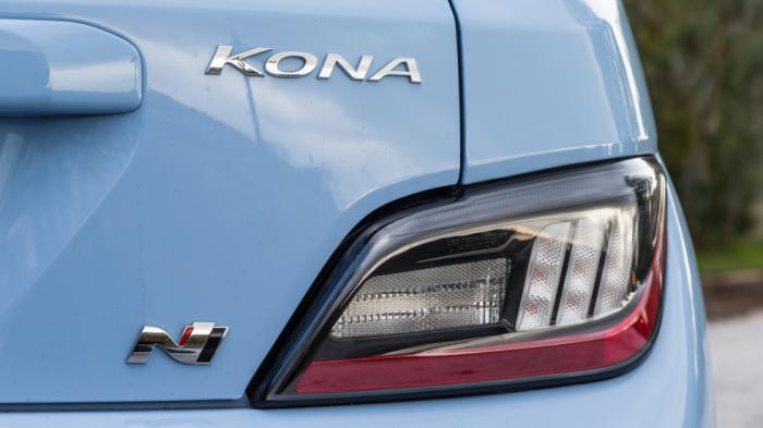 Στο Kona N μην περιμένεις την τυπική SUV άνεση και ευχρηστία. Το Kona N έχει μεγάλο κύκλο στροφής και είναι σκληρό.