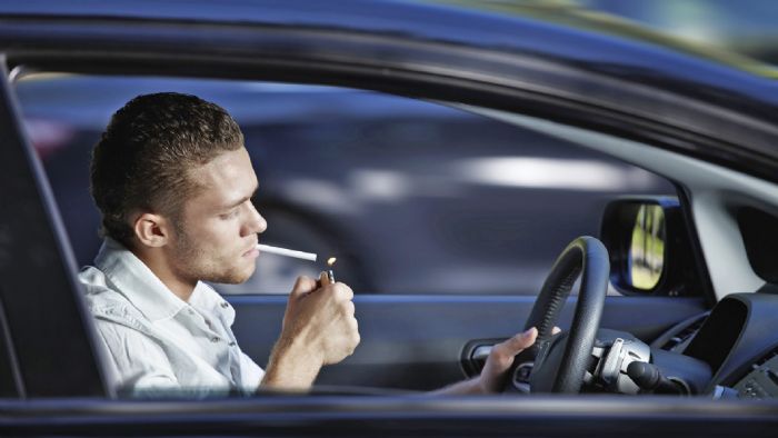 Η στιγμή κατά την οποία ο οδηγός ανάβει το τσιγάρο του και ταυτόχρονα προσπαθεί να μην απομακρύνει τα χέρια του από τη στεφάνη του τιμονιού, είναι ιδιαίτερα επικίνδυνη.
