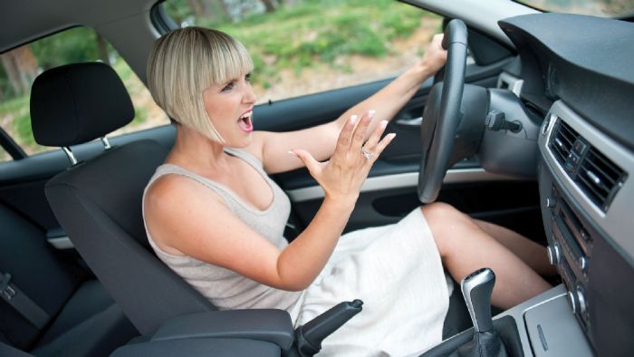 Το να φωνάζετε, να πατάτε την κόρνα, να βρίζετε ή να κάνετε άσεμνες χειρονομίες εγκυμονεί τον κίνδυνο να χάσετε τον έλεγχο του οχήματος σας.
