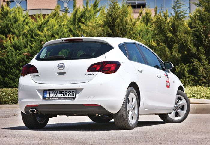 Tο πίσω μέρος του Opel Astra παραπέμπει σε κουπέ μοντέλα.