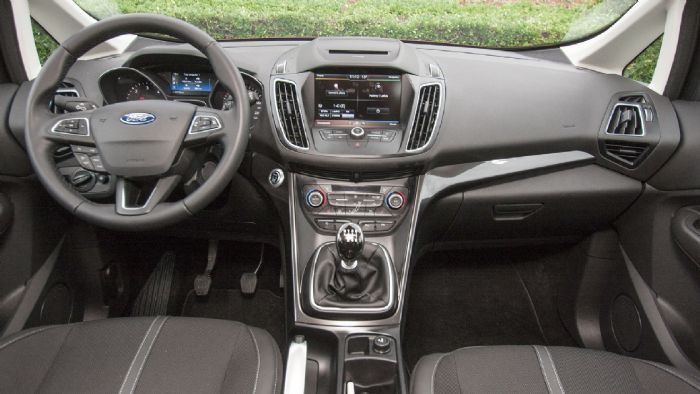 Καλό σε ποιότητα και συναρμογή είναι το εσωτερικό του Ford C-MAX. Η οθόνη αφής είναι όμως σχετικά «βαθιά» στην κεντρική κονσόλα και πρέπει να τεντωθείς για να 
τη χειριστείς.
