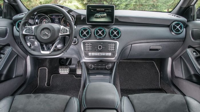 Το εσωτερικό της A-Class προβάλλει πιο σπορ ατμόσφαιρα και γενικότερα πιο 
εμπνευσμένη σχεδίαση. Η ποιότητα κατασκευής είναι πολύ καλή και σε αυτή τη Mercedes.