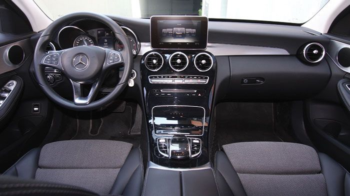 Πολυτέλεια, ποιότητα και τεχνολογία συνδυάζονται αριστοτεχνικά και στην καμπίνα της Mercedes-Benz C220 CDI.