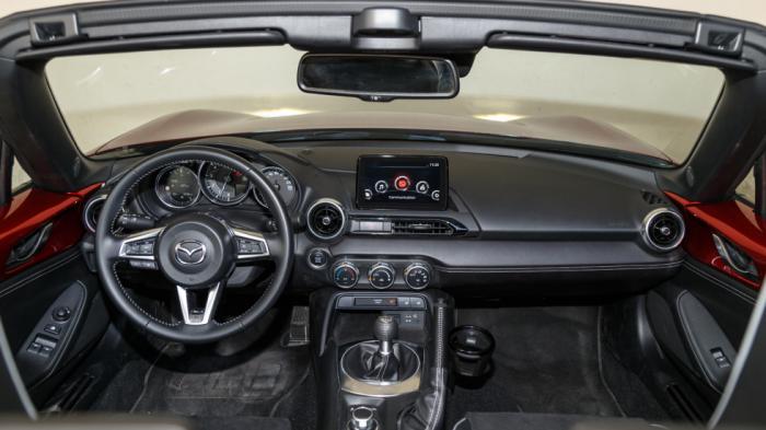 Απόλυτα οδηγοκεντρική η καμπίνα του Mazda MX-5, που διακρίνεται για τη στιβαρότητά της.