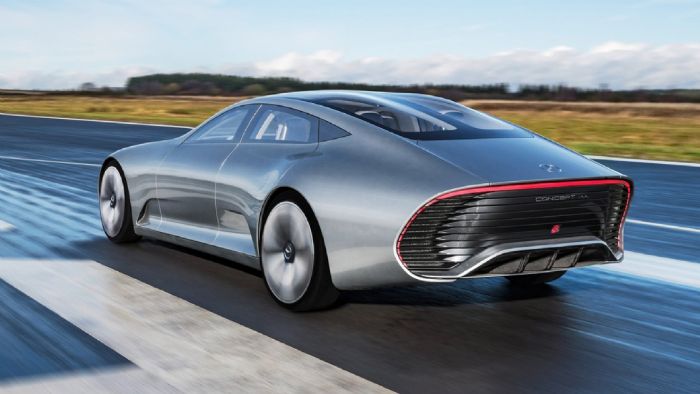 Το πρώτο μοντέλο EQ που αναμένεται μάλλον θα ονομαστεί «EQS». Αντίπαλός του θα είναι το Tesla Model S και θα λανσαριστεί εμπορικά το 2019 (Mercedes-Benz IAA Concept 2015).