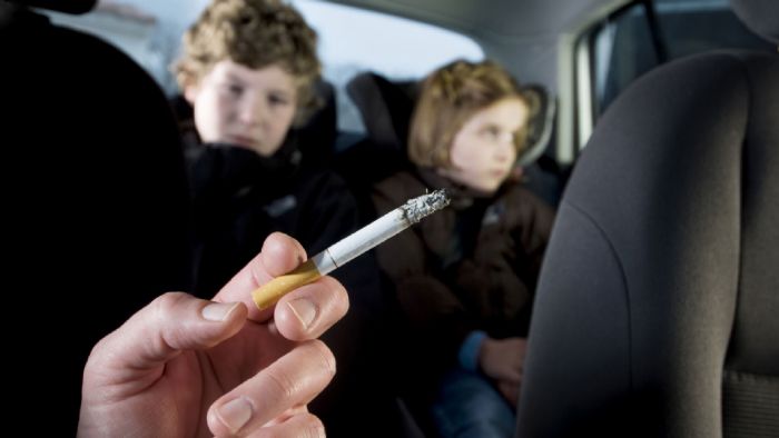 Πρόστιμο από 1.500 έως και 3.000 ευρώ για όσους καπνίζουν ή ατμίζουν μέσα στο αυτοκίνητό τους εν όσο επιβαίνουν παιδιά κάτω των 12 ετών.