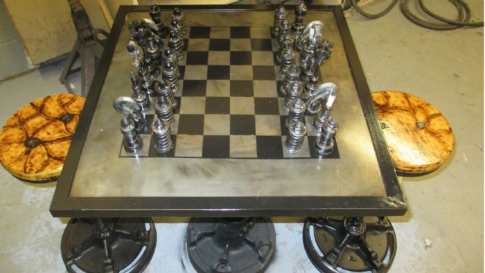Τα καθίσματα – σκαμπό στα οποία θα κάτσουν οι παίκτες που θα αναμετρηθούν στο σκάκι είναι από κοντραπλακέ, ενώ «τσουρουφλίστηκαν» λιγάκι για να μοιάζουν περισσότερο αντικέ. 