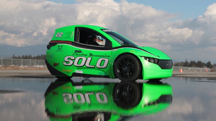 Το νέο Solo R είναι η αγωνιστικού τύπου έκδοση του αυτοκινήτου πόλης Solo που παρουσίασε πέρσι η εταιρεία. Τόσο το Solo όσο και το Solo R θα ξεκινήσουν να διατίθενται μέσα στην επόμενη χρονιά.