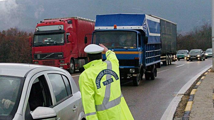 Τσουχτερό πρόστιμο 2.000 ευρώ θα επιβαρύνονται ο οδηγός και ο ιδιοκτήτης του φορτηγού που θα κινείται παρανόμως στο παράπλευρο οδικό δίκτυο.