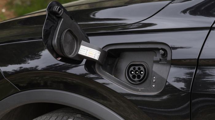 Η θυρίδα φόρτισης βρίσκεται στο αριστερό εμπρός φτερό και μαζί με το λογότυπο eHybrid καταδεικνύουν το plug-in υβριδικό σύστημα κίνησης του ανανεωμένου VW Tiguan.  