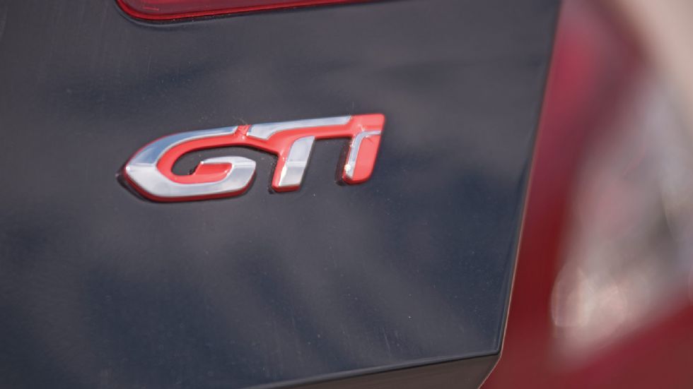 Οι σπορ καταβολές της οικογένειας GTi κάνουν αισθητή την παρουσία τους στο μικρομεσαίο γαλλικό μοντέλο.