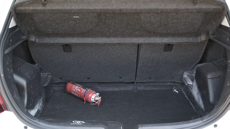 Το Ford Fiesta έχει οριακά το μεγαλύτερο χώρο αποσκευών, όμως είναι και το πιο στενό στο πίσω κάθισμα.
