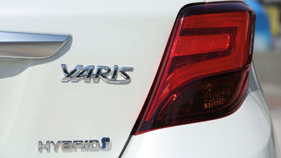 Τα πίσω φώτα του Toyota Yaris HSD είναι LED και κερδίζουν τις εντυπώσεις τόσο την ημέρα, όσο και τη νύκτα.