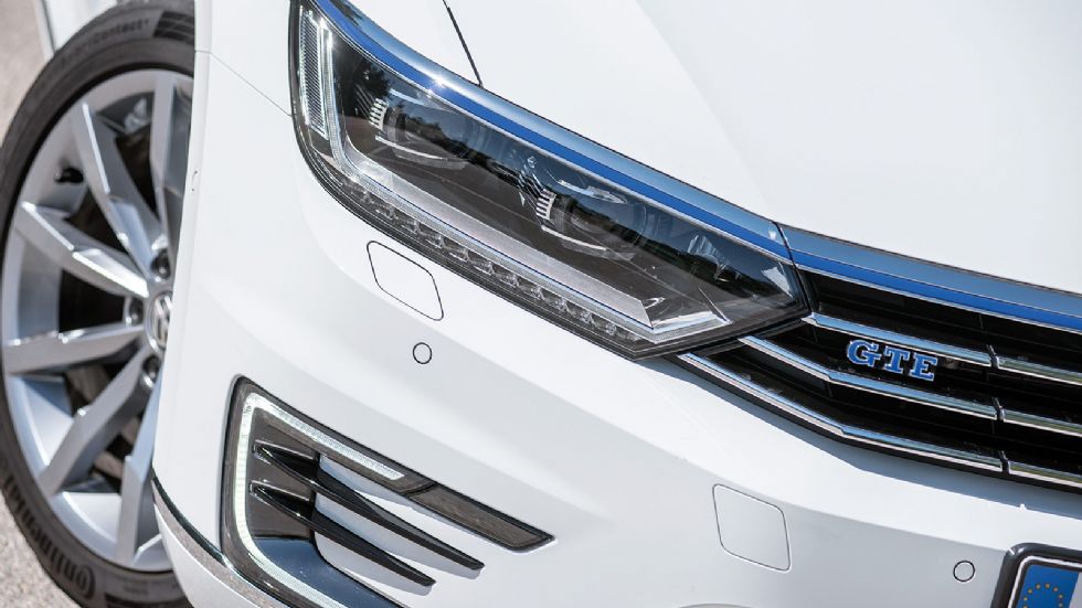 Η μπλέ λωρίδα, τα λογότυπα και τα LED φώτα ημέρα σε σχήμα C χαρακτηρίζουν το VW Passat GTE.