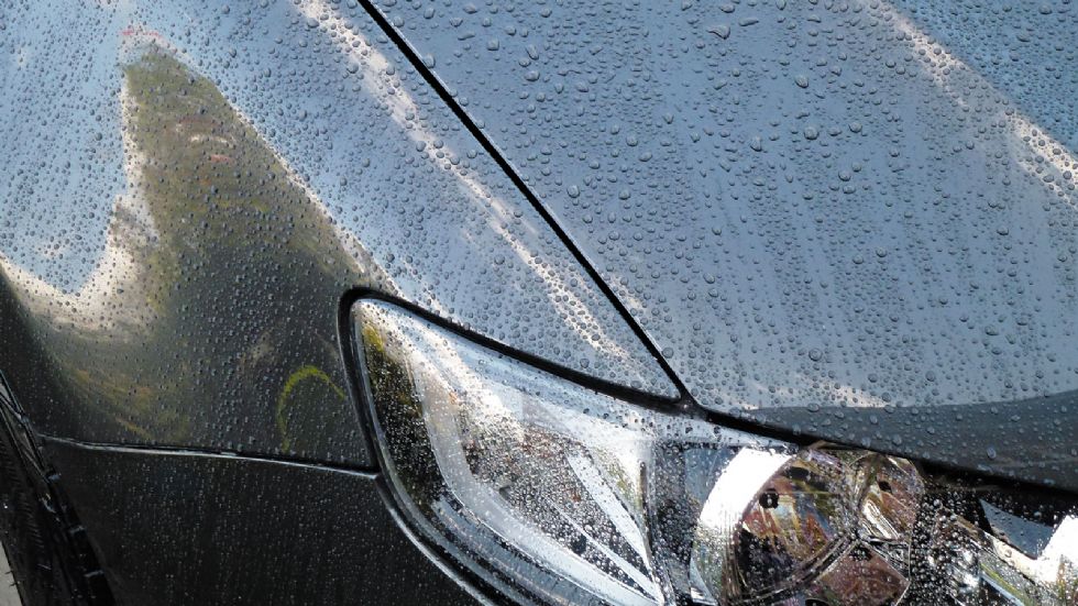 Η υγρασία μπορεί να επηρεάσει την εμφάνιση των επιφανειών 
τόσο στο εσωτερικό όσο και 
στο εξωτερικό του 
αυτοκινήτου.

