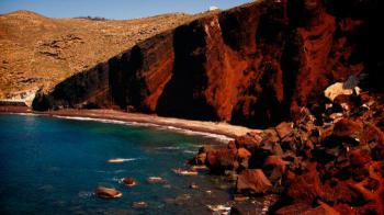 Η πανέμορφη κόκκινη ελληνική παραλία