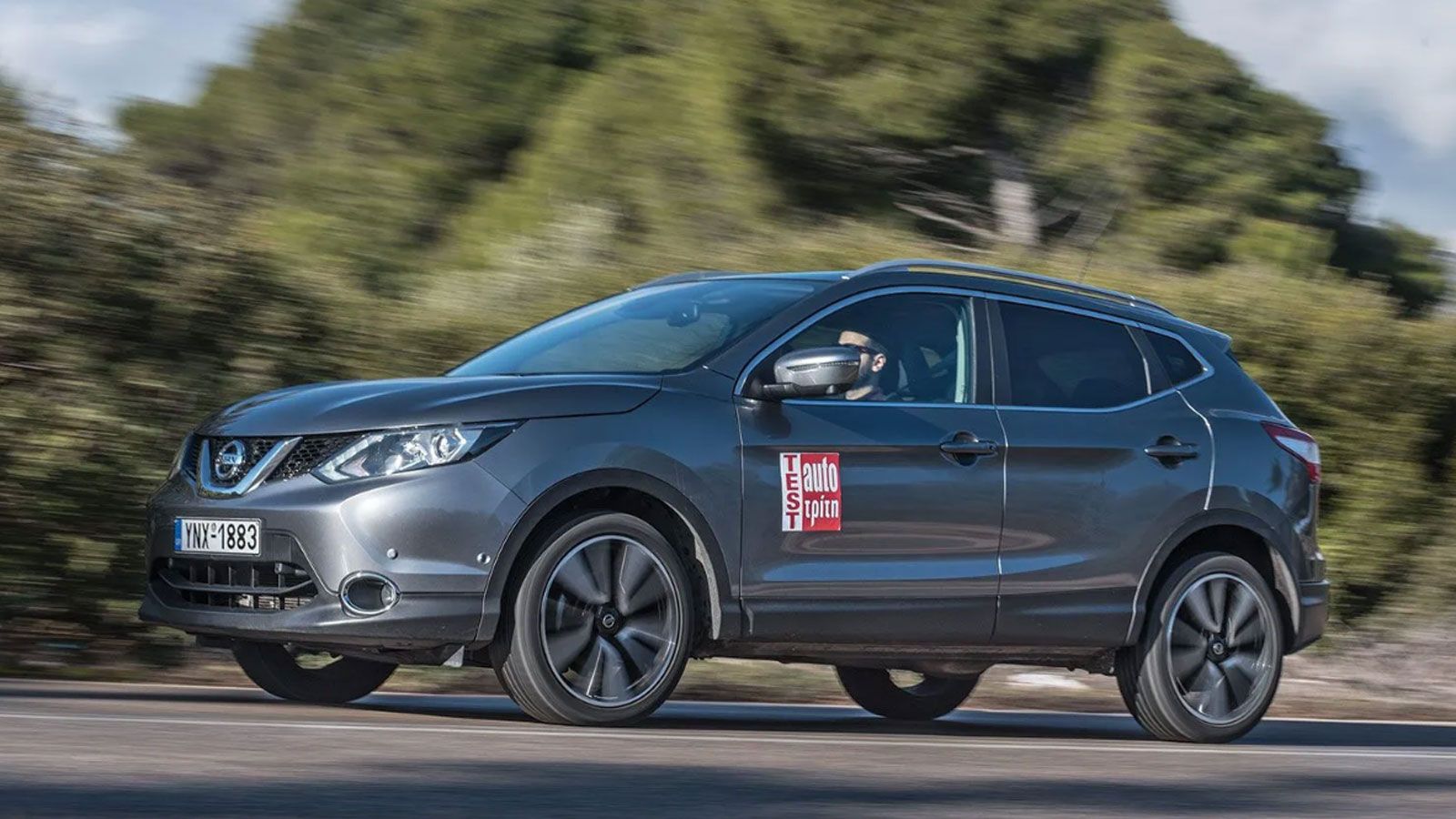Το Nissan Qashqai από εμπρός, εν κινήσει, αριστερή πλευρά