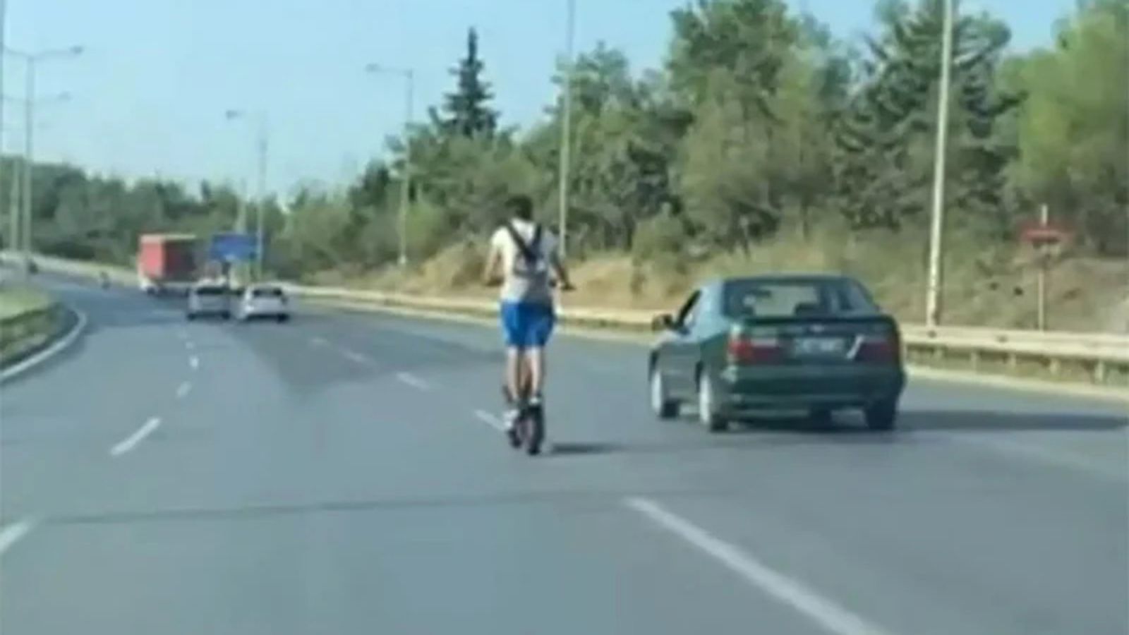 Νεαρός βγήκε τσάρκα με πατίνι στην Εθνική Οδό Πατρών-Πύργου!