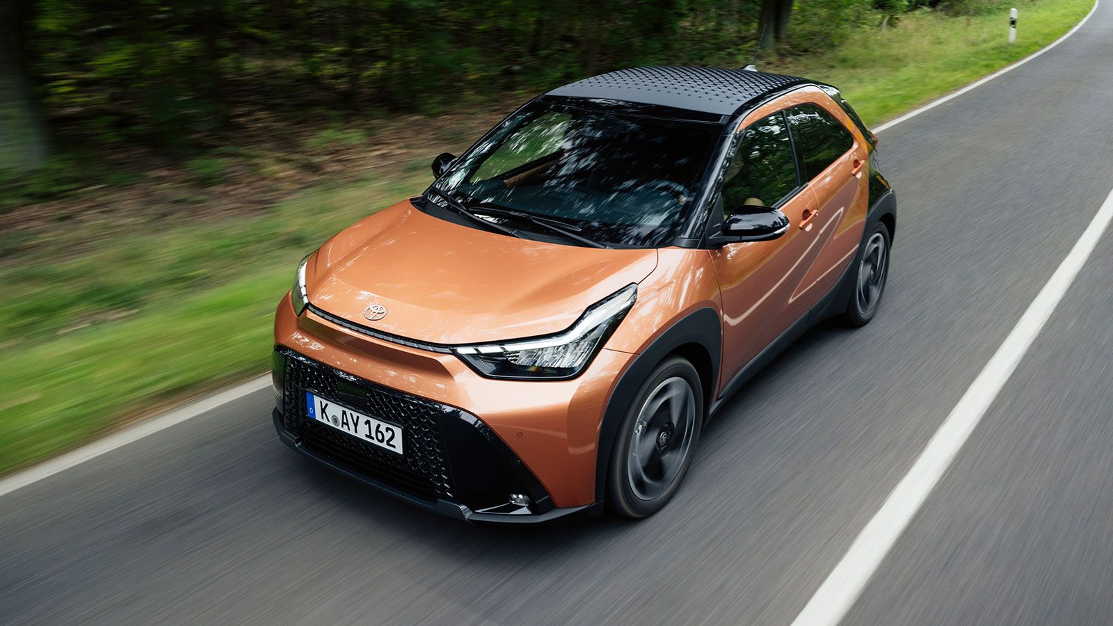Το Toyota Aygo X κοντράρει τα ηλεκτρικά στην πόλη