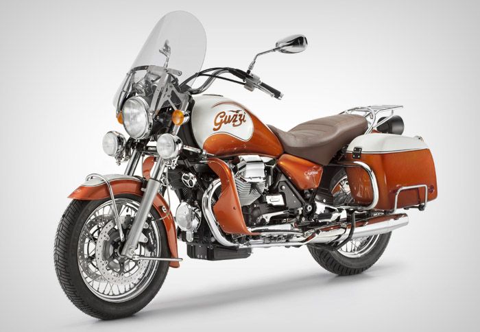 Η Moto Guzzi California 90 λανσάρει ένα ολοκαίνουργιο δίχρωμο Επετειακό μοντέλο που συνδυάζει το μεταλλικό πορτοκαλί California με το άσπρο Diamante.
