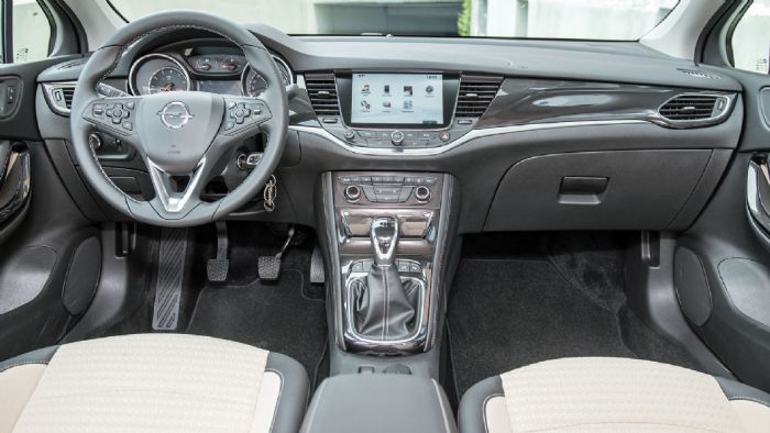 Το εσωτερικό του Opel Astra είναι το πιο μοντέρνο σχεδιαστικά, με καλή ποιότητα κατασκευής ενώ είναι και πρακτικό.