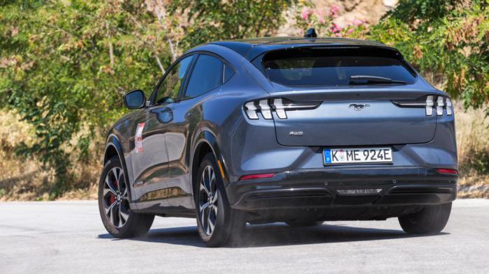 Ακόμα και υπό πίεση, η Mustang Mach-E είναι το ηλεκτρικό SUV που χαίρεσαι να οδηγείς μιας και είναι απολαυστικό όσο σχεδόν και τα συμβατικά σπορ μοντέλα της Ford.