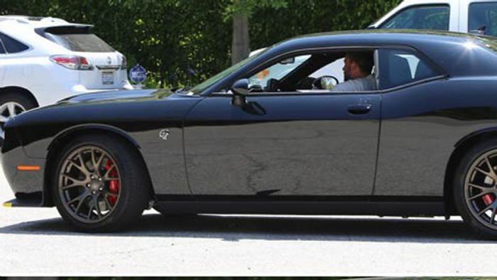 O Ben Affleck μέσα στο Dodge Challenger SRT Hellcat.