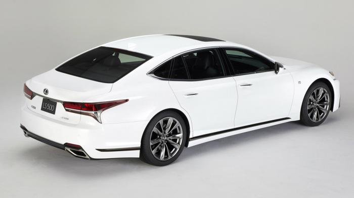 Το Lexus LS 500 F-Sport βρίσκεται στη μέση μεταξύ των απλών πολυτελών αυτοκινήτων της εταιρίας και τα πλήρως σπορ σχεδιασμένα μοντέλα τύπου F, όπως το RC F και το GS F.