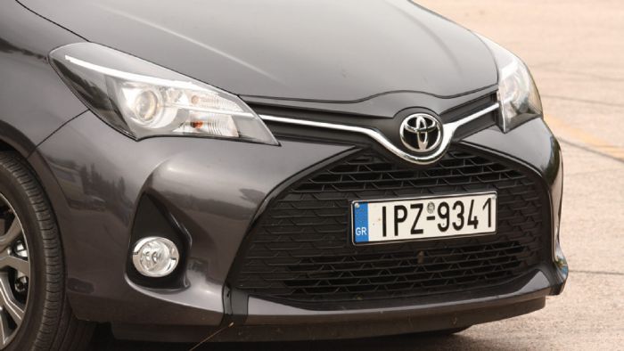 Η μάσκα σε σχήμα Χ στο Toyota Yaris χαρίζει ένα άκρως δυναμικό προφίλ.