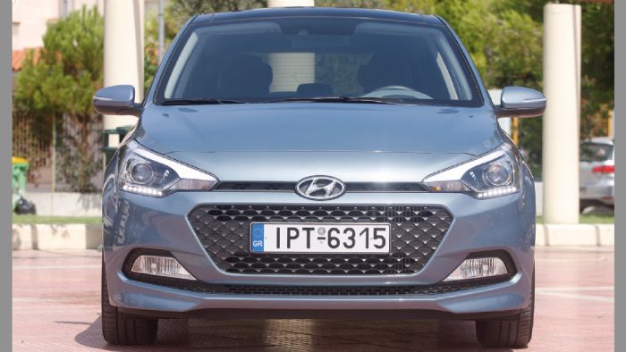 Το Hyundai i20 διαθέτει μοντέρνα και νεανική σχεδίαση, πολλές ακμές και καμπύλες και μία άκρως επιθετική μάσκα. Ωραίο τρικ η μαύρη πίσω κολόνα που δίνει την αίσθηση πως η οροφή «αιωρείται».