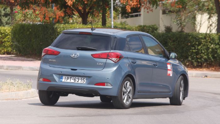 Καλή είναι η οδική συμπεριφορά του Hyundai i20 στο δρόμο, αφού πατάει γερά και απορροφά τις ανωμαλίες. Το τιμόνι είναι όμως λίγο βαρύ.