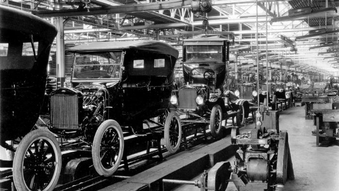 1913: Henry Ford εφαρμόζει την πρώτη κινητή γραμμή μαζικής παραγωγής στο εργοστάσιο της Ford Motor Company για τη συναρμολόγηση του Ford Model T.

