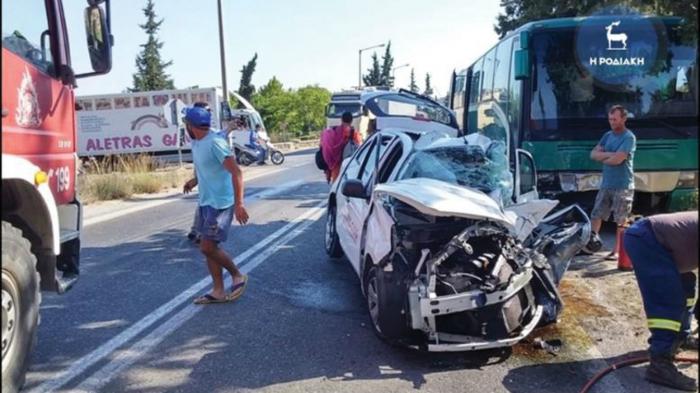 Βλέποντας το αυτοκίνητο είναι εμφανές πως γλίτωσαν από θαύμα οι δύο τουρίστες.