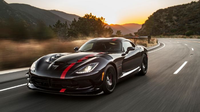 To Dodge Viper ACR εφοδιάζεται με έναν ατμοσφαιρικό V10 κινητήρα, ο οποίος συνδυάζεται με 6τάχυτο χειροκίνητο κιβώτιο.