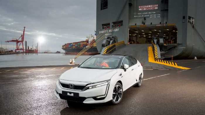 Το Honda Clarity χρησιμοποιεί κυψέλες καυσίμου και έναν ηλεκτροκινητήρα. Με γεμάτο το ντεπόζιτο υδρογόνου προσφέρει αυτονομία στον αμερικάνικο κύκλο ΕΡΑ 589 χλμ., μια τιμή ρεκόρ για τα εναλλακτικής κίνησης οχήματα.