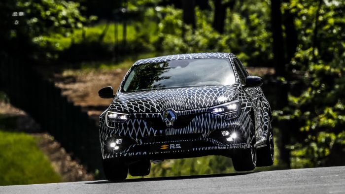 Το νέο Renault Megane RS θα έρχεται με δύο ρυθμίσεις για το σασί του. Στην επιλογή «Sport» θα συνδυάζει τις υψηλές επιδόσεις με την καθημερινή ευχρηστία, ενώ στην «Cup» θα προσφέρει την απόλυτη εμπειρ