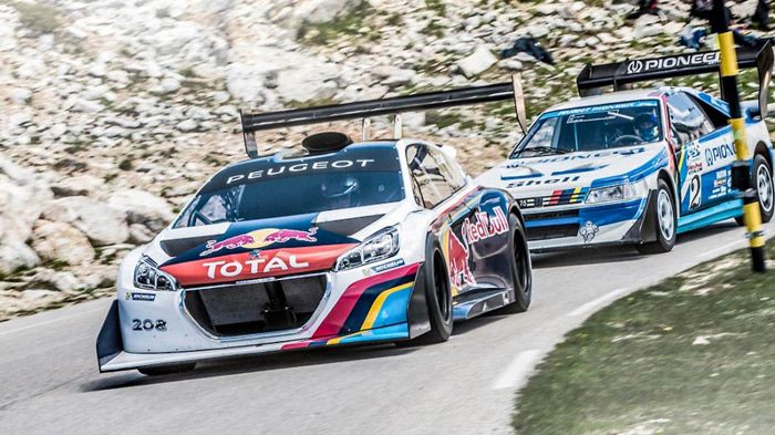 Αυτά είναι τα επίσημα χρώματα του Peugeot 208 T16 Pikes Peak, ενώ στη συγκεκριμένη φωτογραφία πίσω του ακολουθεί το θρυλικό 405 Τ16 με το οποίο είναι αγωνιζόταν και ο Ari Vatanen στο Pikes Peak.