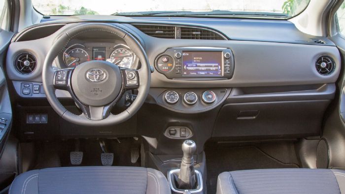 Ευχάριστο και πρακτικό είναι το εσωτερικό του Toyota Yaris διαμορφώνοντας όμορφο περιβάλλον για τις καθημερινές μετακινήσεις.