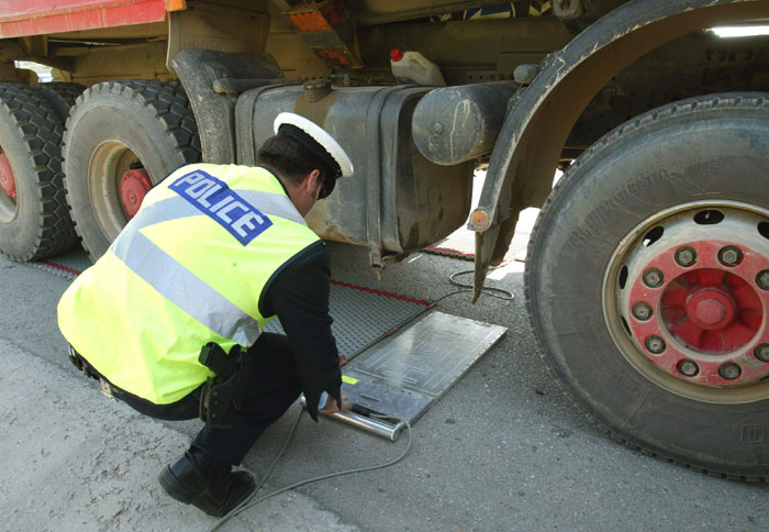 Περιορισμοί στην κυκλοφορία των φορτηγών με ωφέλιμο άνω του 1,5t. θα ισχύσουν την Παρασκευή, το Σάββατο και την Κ. Δευτέρα στο εθνικό οδικό δίκτυο.