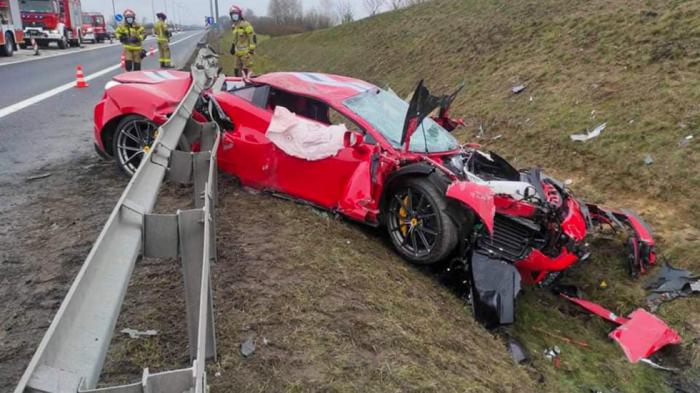 Ferrari 488 Pista σμπαραλιάστηκε και σφηνώθηκε στην μπαριέρα  