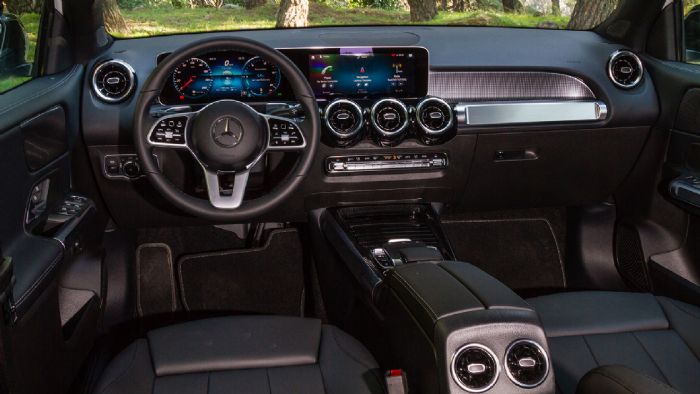 Στην καμπίνα της Mercedes-Benz GLB ξεχωρίζει η στιβαρότητα και τα προσεγμένα ποιοτικά υλικά.