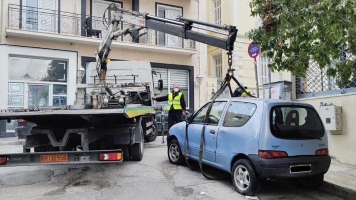 Δήμος Αθηναίων: Απομακρύνθηκαν 85 παρατημένα αυτοκίνητα 