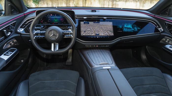 Η εικόνα στην καμπίνα της Mercedes E-Class είναι ομολογουμένως «ψαρωτική» και σε αυτή συνηγορούν η ποιότητα των υλικών, η πολυτέλεια, η τεχνολογία και φυσικά η οθονάρα που «πιάνει» όλο τα ταμπλό.